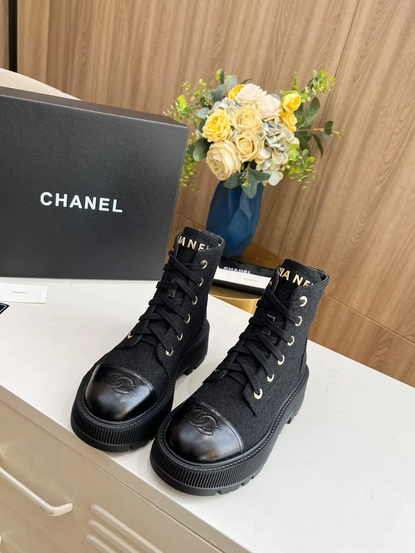 👟👟Ex-factory price 560👟👟 The original model of the new autumn and winter Chanel ankle boots✅ The strap design is super easy to put on and take off, the toe logo is electro-embroidered, the tongue is also a metal brand logo, fabric: special material, lining/foot pads: cow lining, ultra-light rubber non-slip and wear-resistant outsole, color: black, white, blue, code number: 34-41 (34, 41 need to be customized) Packaging: cloth bag card